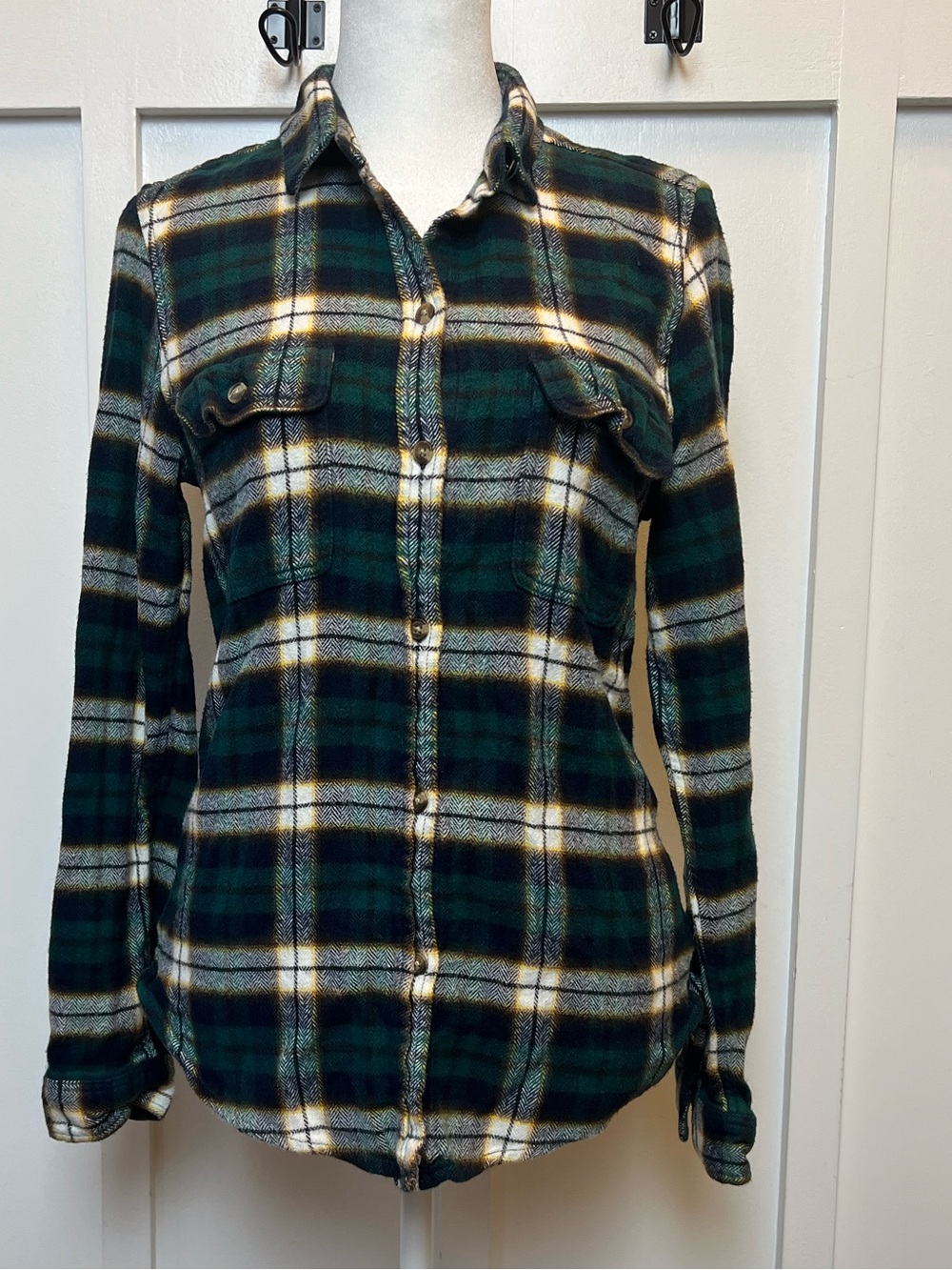 American Eagle Size Medium Amazingly Soft Flannel Shirt Top Slim Fit Green Plaid